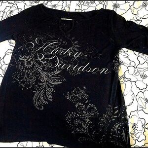 HD Pullover 3/4 sleeve BLK knit shirt w/chrome tube accent and scroll artwork.